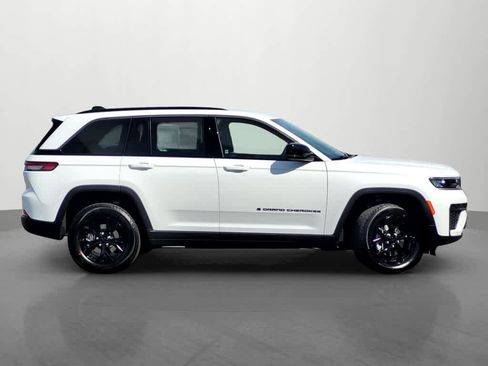 New 2026 Jeep Grand Cherokee Altitude image 7