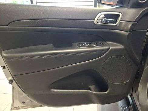 Used 2018 Jeep Grand Cherokee Laredo AWD/4WD image 12