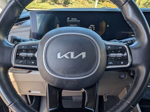 Used 2025 Kia Carnival FWD image 19