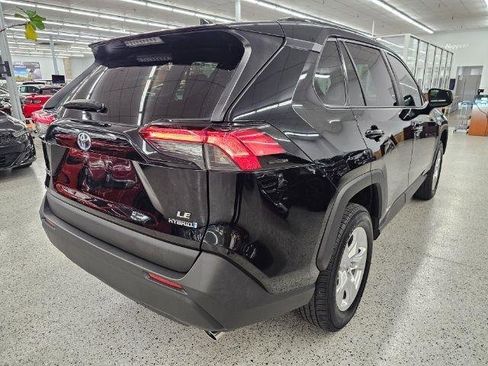 Used 2021 Toyota RAV4 LE AWD/4WD image 4