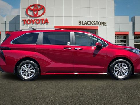 Certified 2026 Toyota Sienna XLE FWD image 2