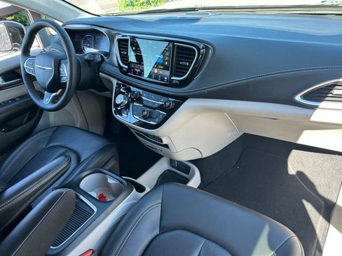 Used 2024 Chrysler Pacifica Limited FWD image 37
