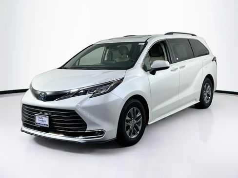 Used 2022 Toyota Sienna XLE w/ XLE Plus Package AWD/4WD image 1