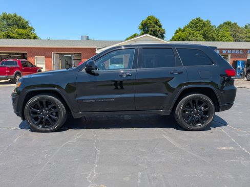 Used 2017 Jeep Grand Cherokee Altitude AWD/4WD image 9