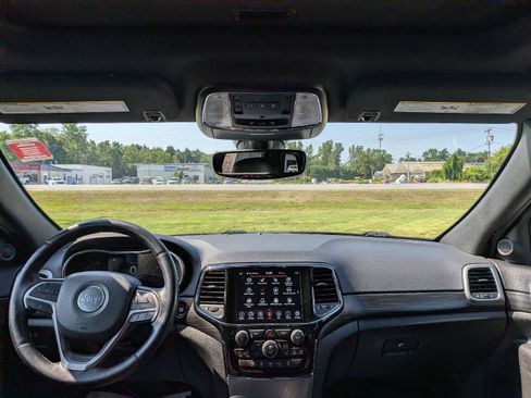 Used 2020 Jeep Grand Cherokee Altitude AWD/4WD image 24