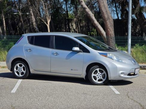 Used 2013 Nissan Leaf SV w/ Premium Pkg image 6