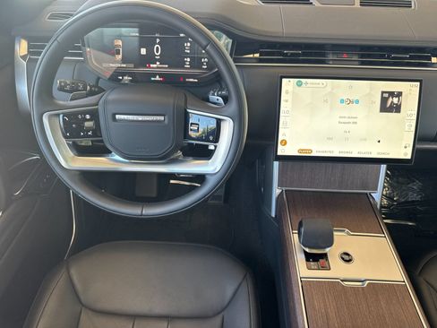 Used 2025 Land Rover Range Rover SE AWD/4WD image 14