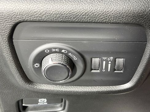 Used 2023 Jeep Grand Cherokee Laredo image 10