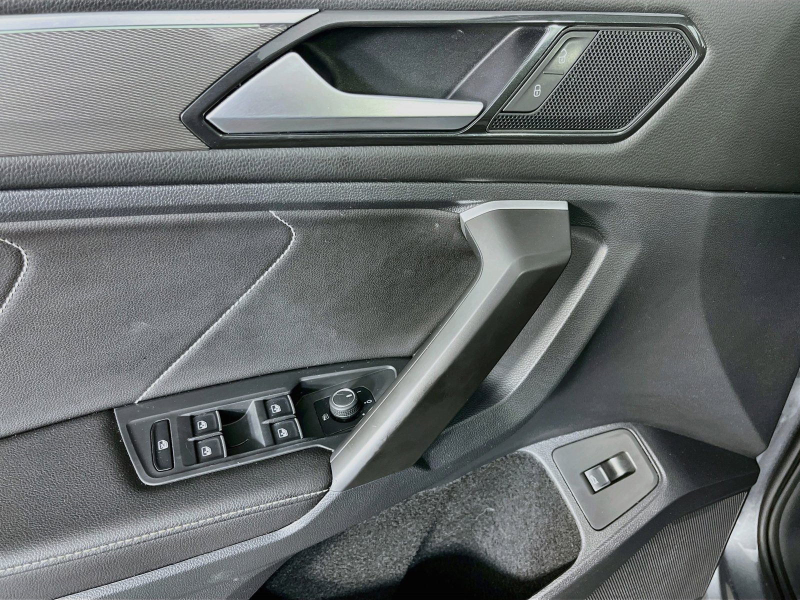 Used 2024 Volkswagen Tiguan SE R-Line FWD image 23