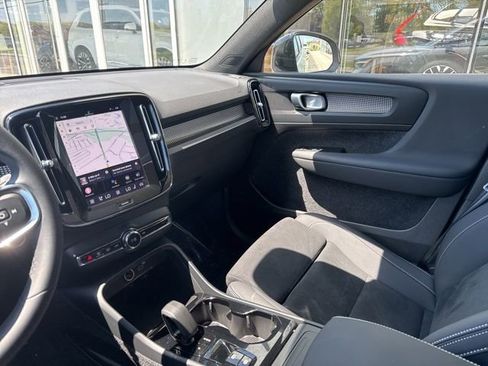 Certified 2025 Volvo XC40 B5 Plus AWD/4WD image 20