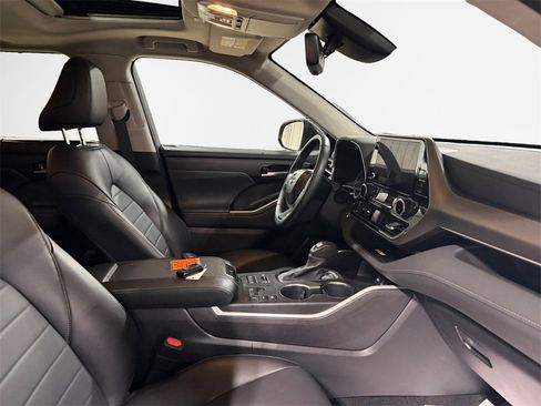 Used 2023 Toyota Highlander XLE image 26
