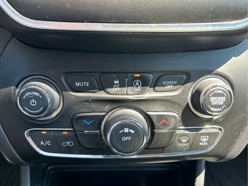 Certified 2019 Jeep Cherokee Latitude Plus FWD image 29