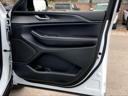 Used 2024 Jeep Grand Cherokee L Laredo image 42