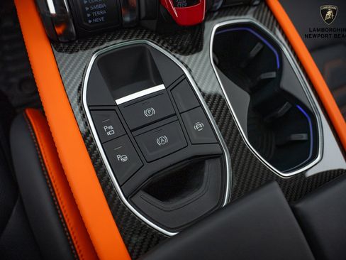 Used 2025 Lamborghini Urus SE image 31