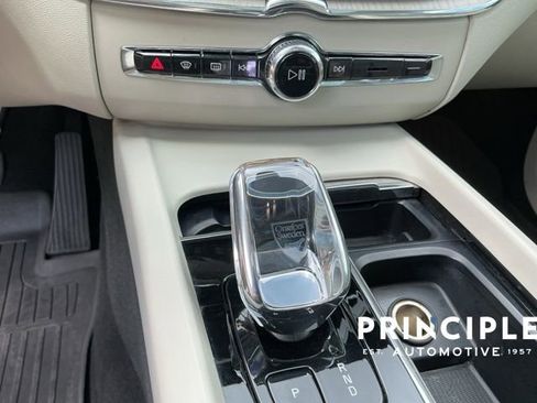 Certified 2023 Volvo XC60 B5 Ultimate w/ Climate Package FWD image 19