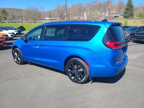 New 2026 Chrysler Pacifica Limited AWD/4WD image 3