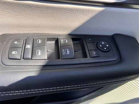 Used 2024 Chrysler Pacifica Touring-L image 27