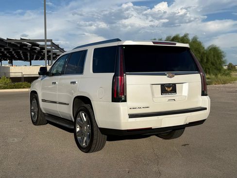 Used 2016 Cadillac Escalade Luxury AWD/4WD image 2