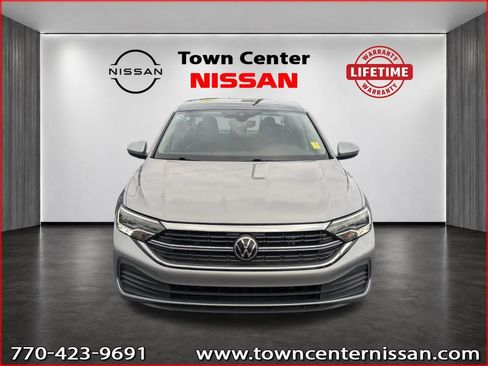 Used 2023 Volkswagen Jetta SE FWD image 2