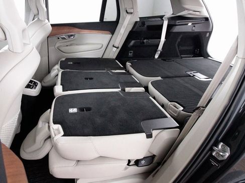 Certified 2022 Volvo XC90 T6 Momentum image 33