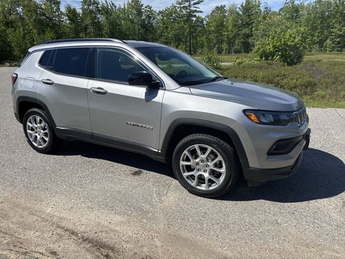 Used 2022 Jeep Compass Latitude AWD/4WD image 3