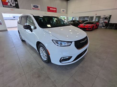 Used 2024 Chrysler Pacifica Touring-L FWD image 4