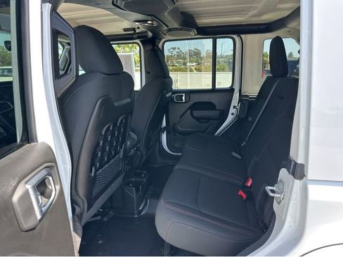 Used 2022 Jeep Wrangler Unlimited Rubicon w/ Xtreme Recon 35" Tire Package AWD/4WD image 17