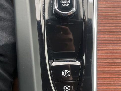 Used 2023 Volvo XC60 T8 Plus image 24