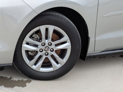 Certified 2024 Toyota Sienna Limited FWD image 9