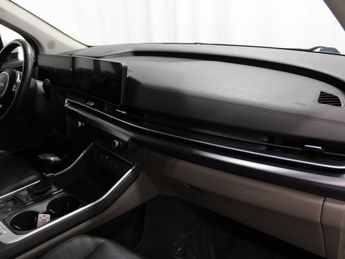 Used 2025 Kia Carnival FWD image 27