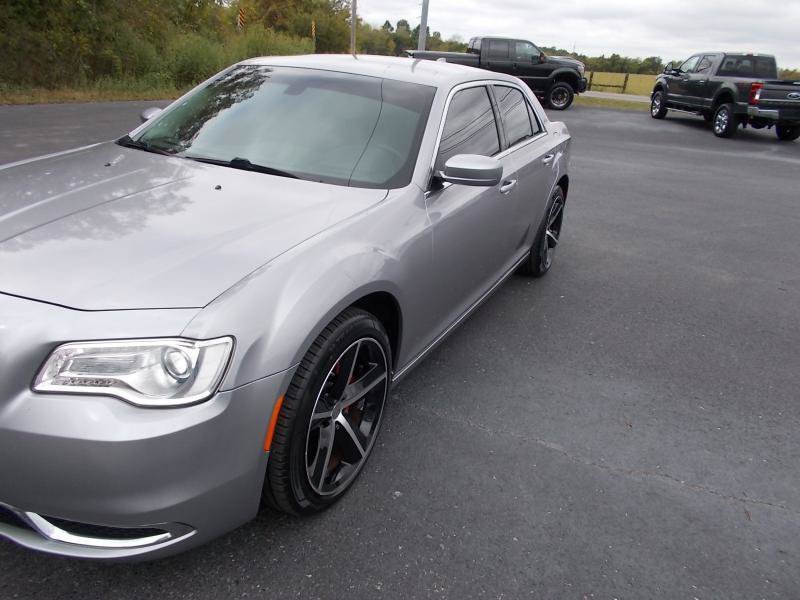 Used 2015 Chrysler 300 Limited RWD image 8