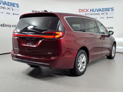 Used 2023 Chrysler Pacifica Touring-L AWD/4WD image 4