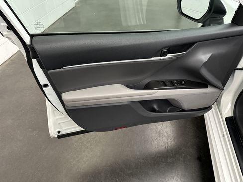 Used 2024 Toyota Camry SE image 16