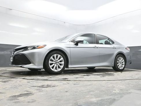 Used 2018 Toyota Camry LE image 28