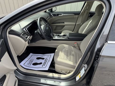 Used 2019 Ford Fusion SE FWD image 9