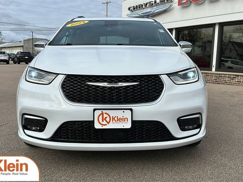 Used 2024 Chrysler Pacifica Pinnacle w/ Trailer Tow Group image 2