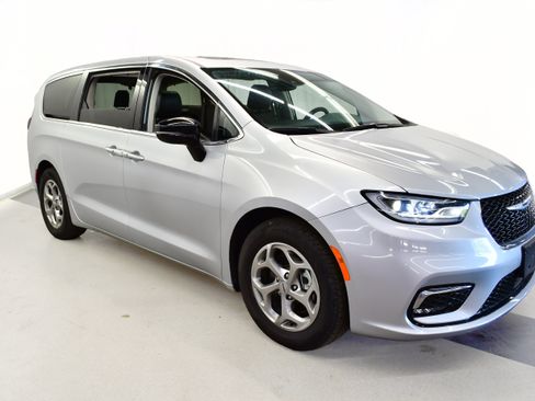Used 2023 Chrysler Pacifica Touring-L w/ Uconnect Theater Family Group FWD image 2