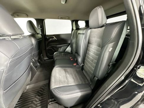 Used 2023 Mitsubishi Outlander SE image 25