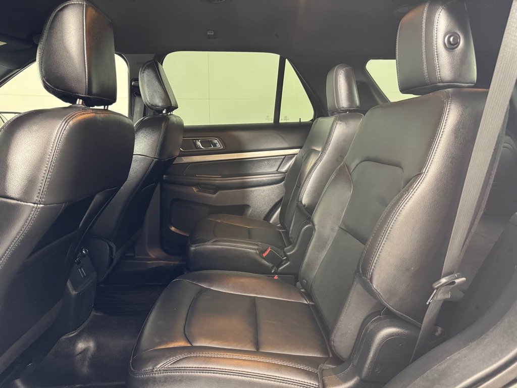 Used 2018 Ford Explorer XLT w/ Equipment Group 202A AWD/4WD image 18