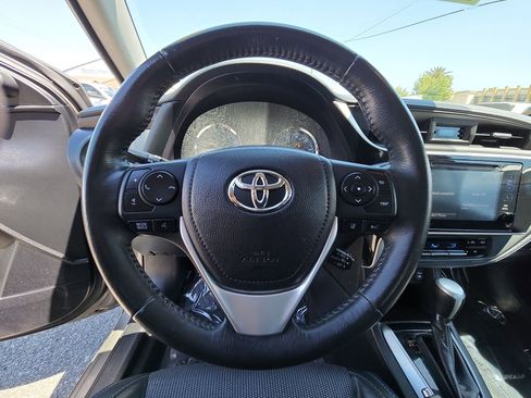 Used 2018 Toyota Corolla SE w/ SE Premium Package FWD image 11
