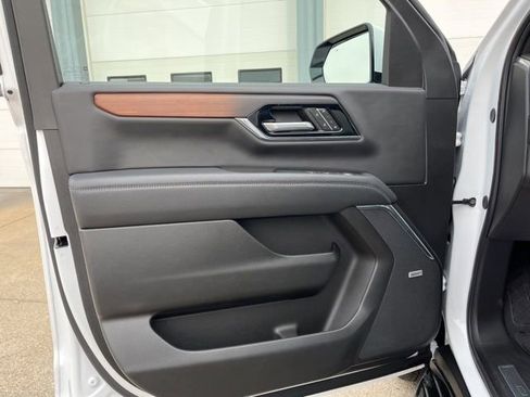 Used 2025 GMC Yukon XL Denali image 10