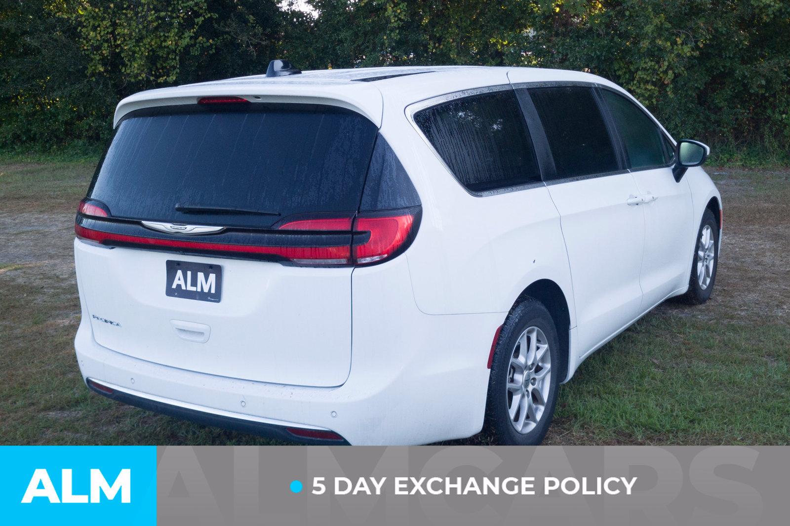 Used 2023 Chrysler Pacifica Touring-L FWD image 3