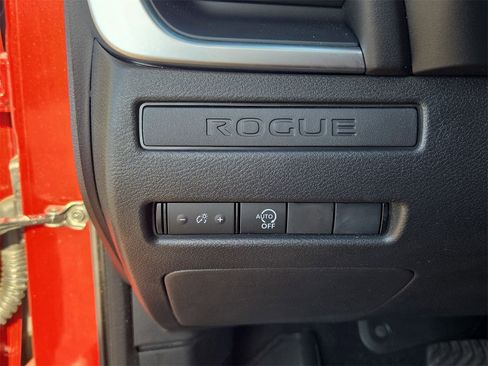 Used 2025 Nissan Rogue S image 25
