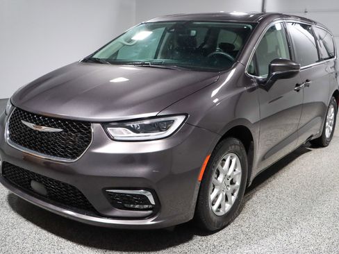 Used 2023 Chrysler Pacifica Touring-L image 32