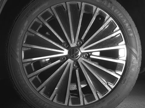 Used 2025 Volkswagen Taos SE image 12