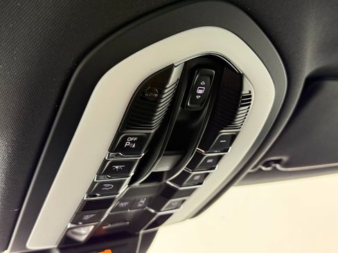 Certified 2026 Porsche Macan AWD/4WD image 19