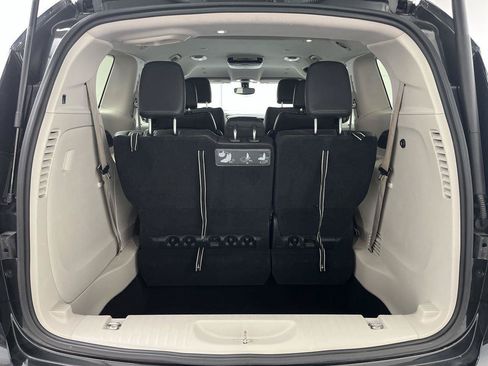 Used 2019 Chrysler Pacifica Touring-L FWD image 28