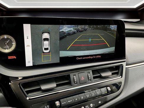 Used 2025 Lexus ES 300h w/ Luxury Package image 23