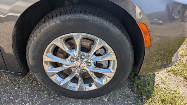 Used 2021 Chrysler Pacifica Touring-L AWD/4WD image 28
