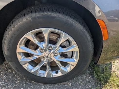 Used 2021 Chrysler Pacifica Touring-L AWD/4WD image 28